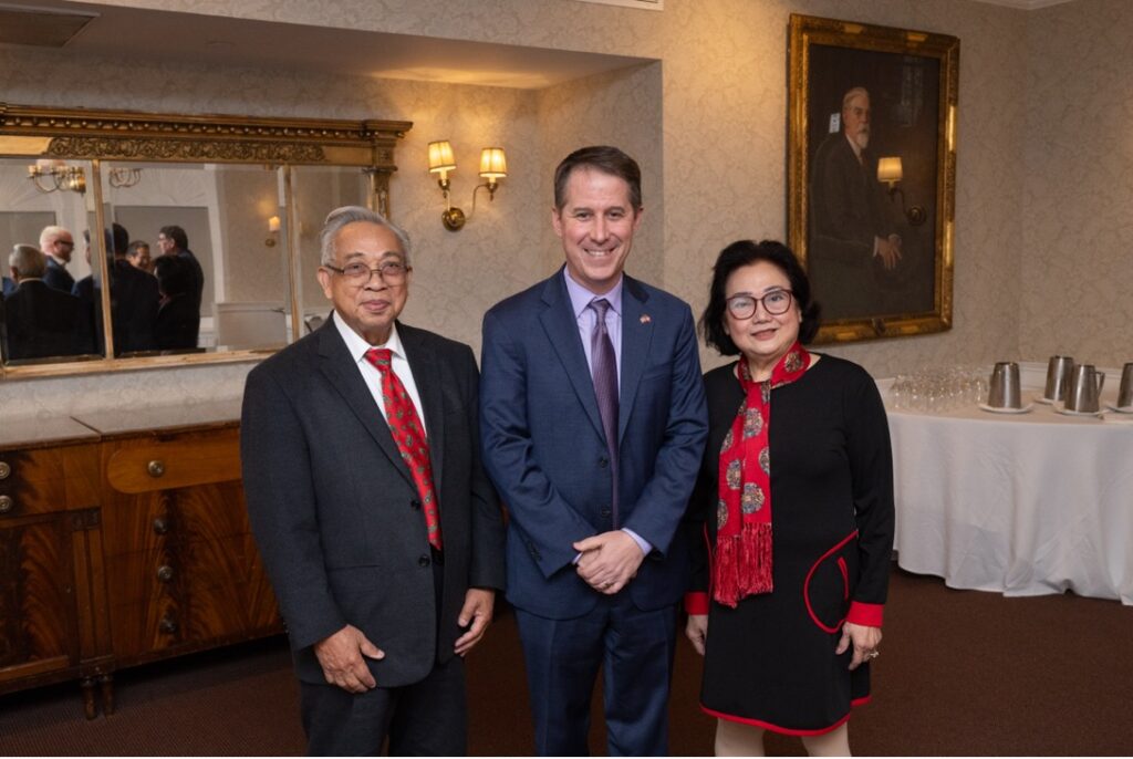 Mr. Frank Jao, Harvard Kennedy School Dean Jeremy Weinstein and Mrs. Catherine Jao posing for a photograph 